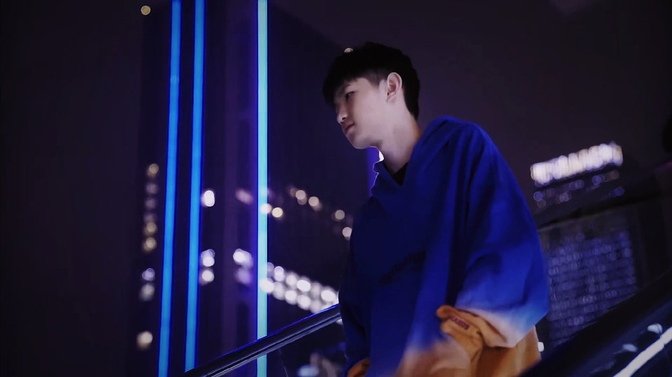 三方混战！ JIEJIE 诺克萨斯砍下两块，击杀三人， bin 的冰杖和鳄鱼展示了BN，赢得了第一局