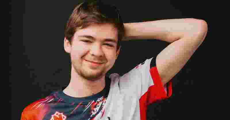 Royal Never Give Up 夏季赛选手队伍化妆照片：永不放弃！